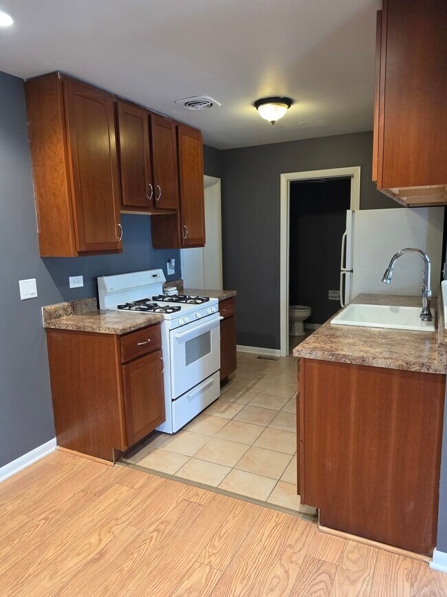 Building Photo - 304 Creekside Dr