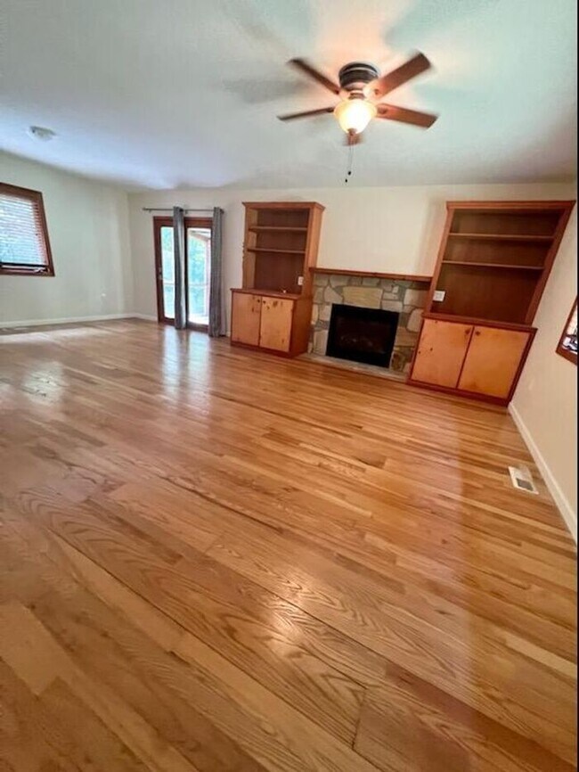 Building Photo - East Asheville Rental