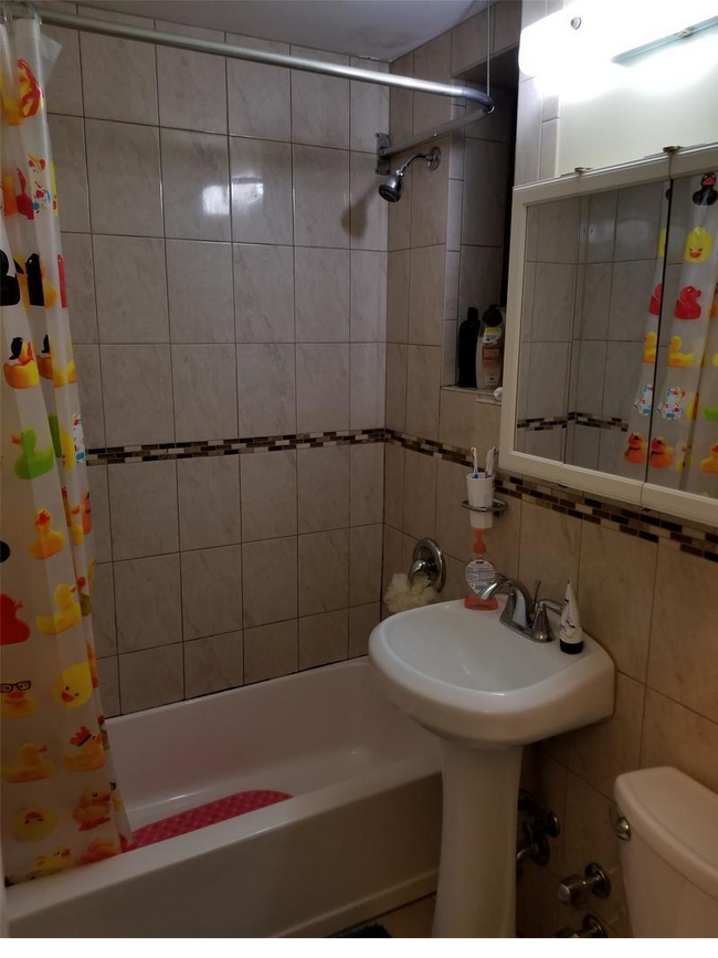 Building Photo - 405 E 82nd St