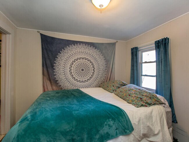 Building Photo - 253 Riverview Drive, Unit 1/2 1