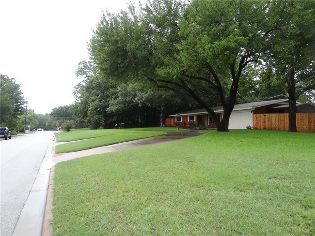 Building Photo - 3604 Vara Dr