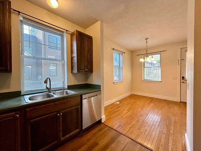 Foto del edificio - Four Bedroom Home in Eastown GR