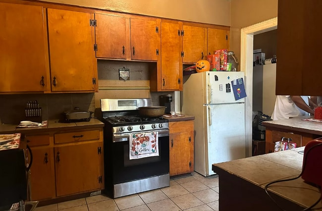 Building Photo - 1704 Robinson St