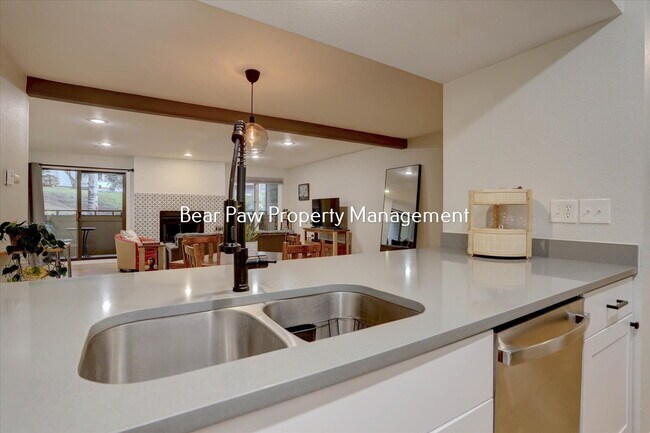 Building Photo - Charming 2-Bedroom Condo in Genesee!