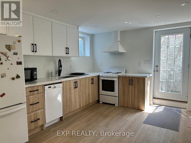 Building Photo - 1596 Maple Ridge Dr