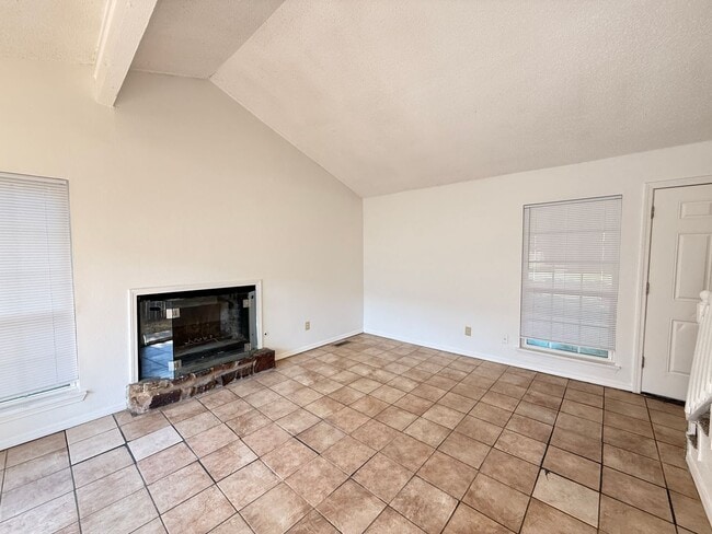 Building Photo - 4313 S Maplewood Ave