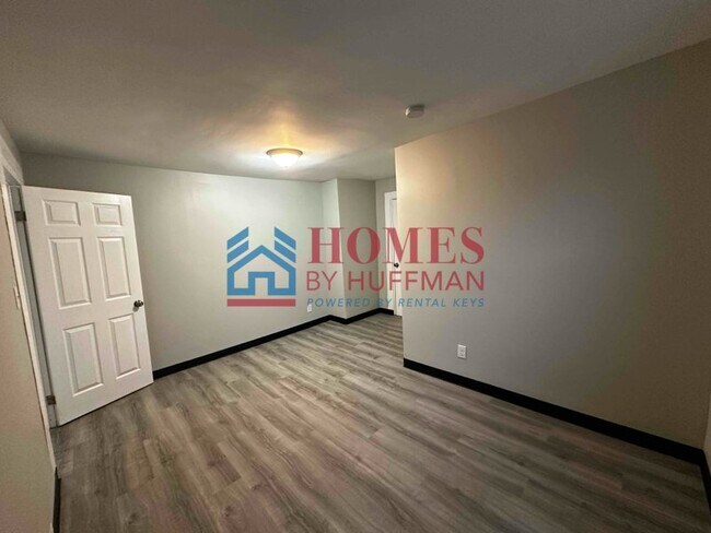 Building Photo - Two Bedroom Upstairs Duplex | Move in Ready