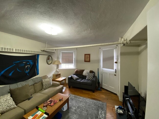 Large ground level 1 bed in a prime location in Brookline! - Large ground level 1 bed in a prime location in Brookline! House