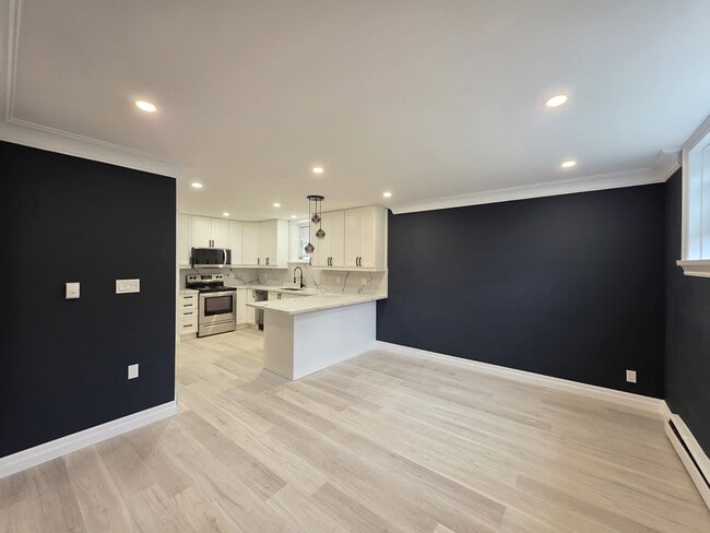 Building Photo - Beautifully Updated Apartment! (2 Bed, 1.5 Bath)