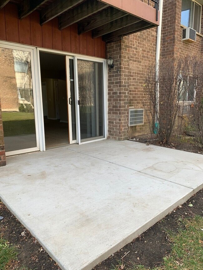 Building Photo - 10369 Dearlove Rd