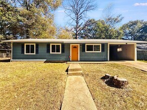 Building Photo - 1460 Woody Dr