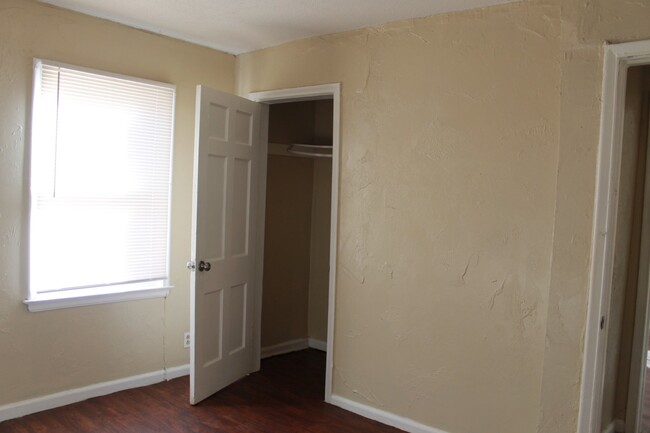 Building Photo - Affordable!