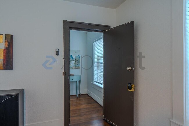 Building Photo - Unit 2