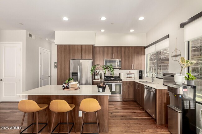 Foto del edificio - 7300 E Earll Dr