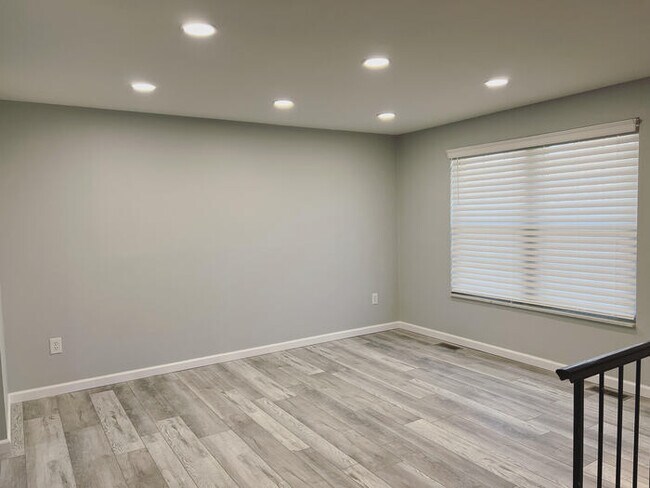 Building Photo - Updated 3BR 1BA Home w/ Garage & Updated Kitchen in Cincinnati