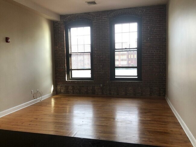 Building Photo - 55 Park St