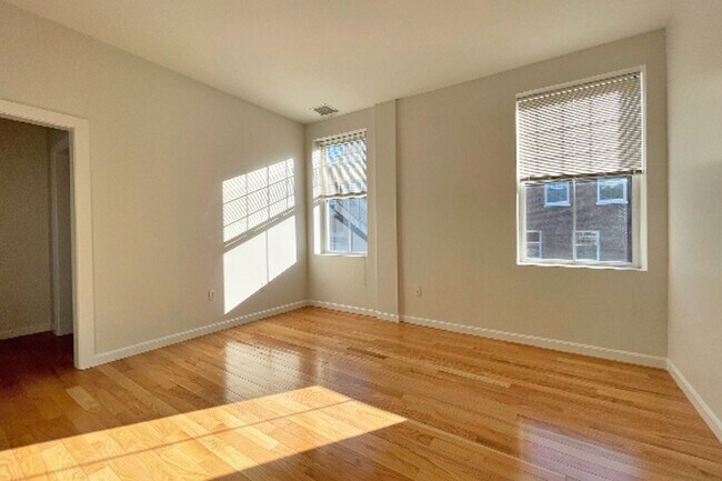 Building Photo - 9/1 Gorgeous, oversized 2BR/2.5BA townhous...