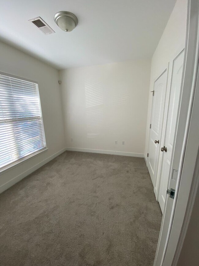 Foto del edificio - Room in 3 Bedroom Townhome at Seigle Point Dr