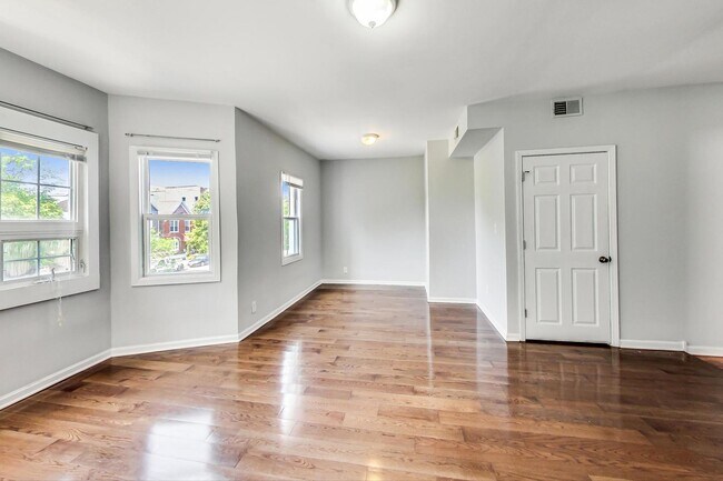 Foto del edificio - 1725 N Kedzie Ave