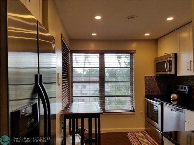 Building Photo - 4156 Inverrary Dr