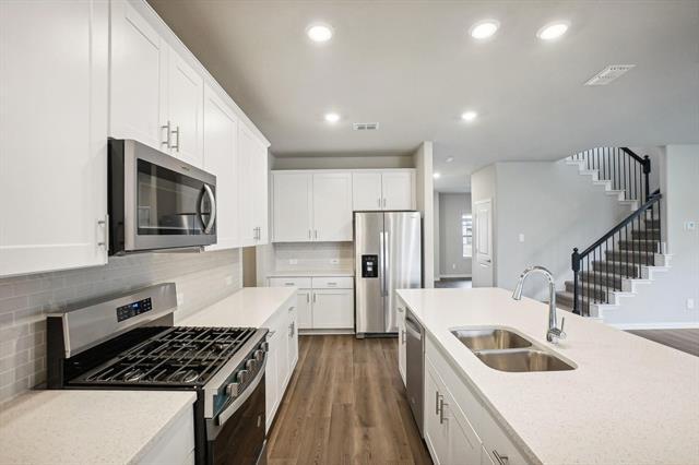 Building Photo - 4001 Medina Dr