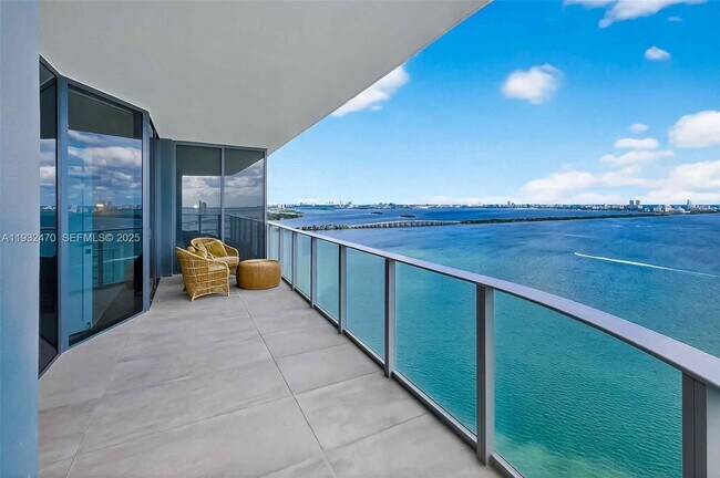 Foto del edificio - 700 NE 24th St