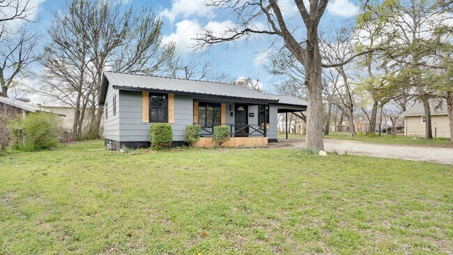 Building Photo - Updated 3 Bedroom Rental $1100/Month