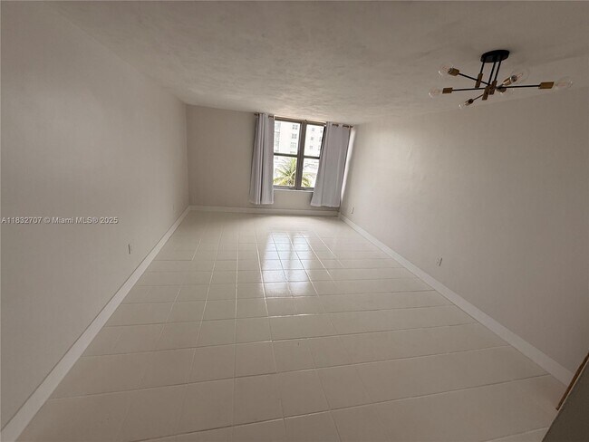 Building Photo - 2899 Collins Ave