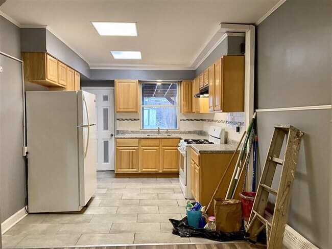 Building Photo - 33 Pearsall Ave
