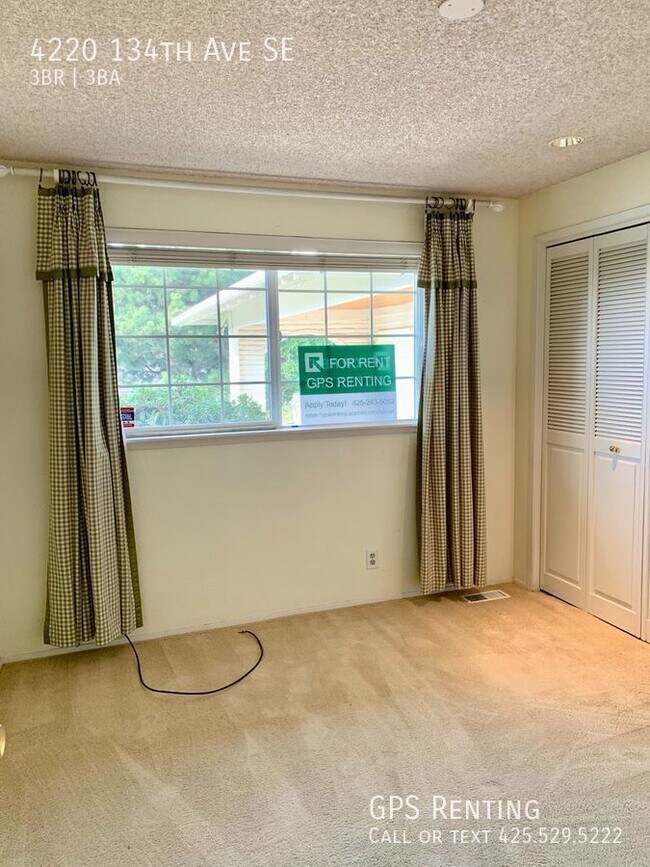 Building Photo - Somerset Bellevue Rambler with Amazing Yard