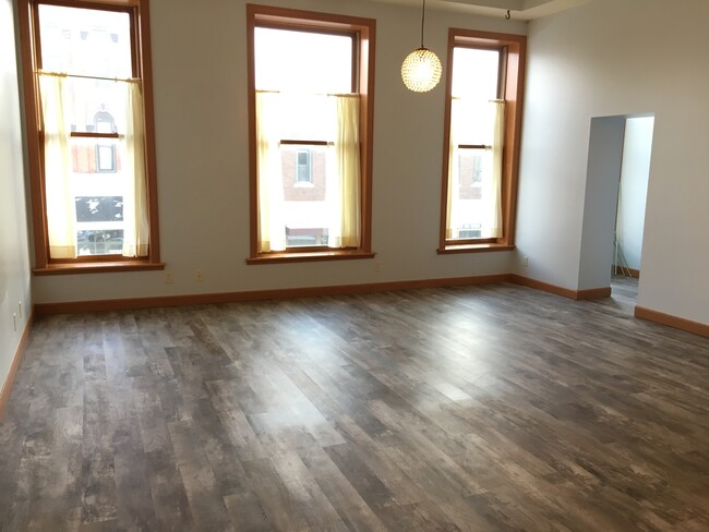Building Photo - 121 S Main St
