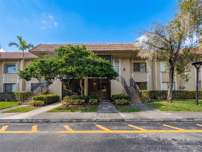 Building Photo - 310 Lakeview Dr