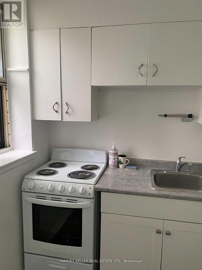 Building Photo - 1582 Bathurst St