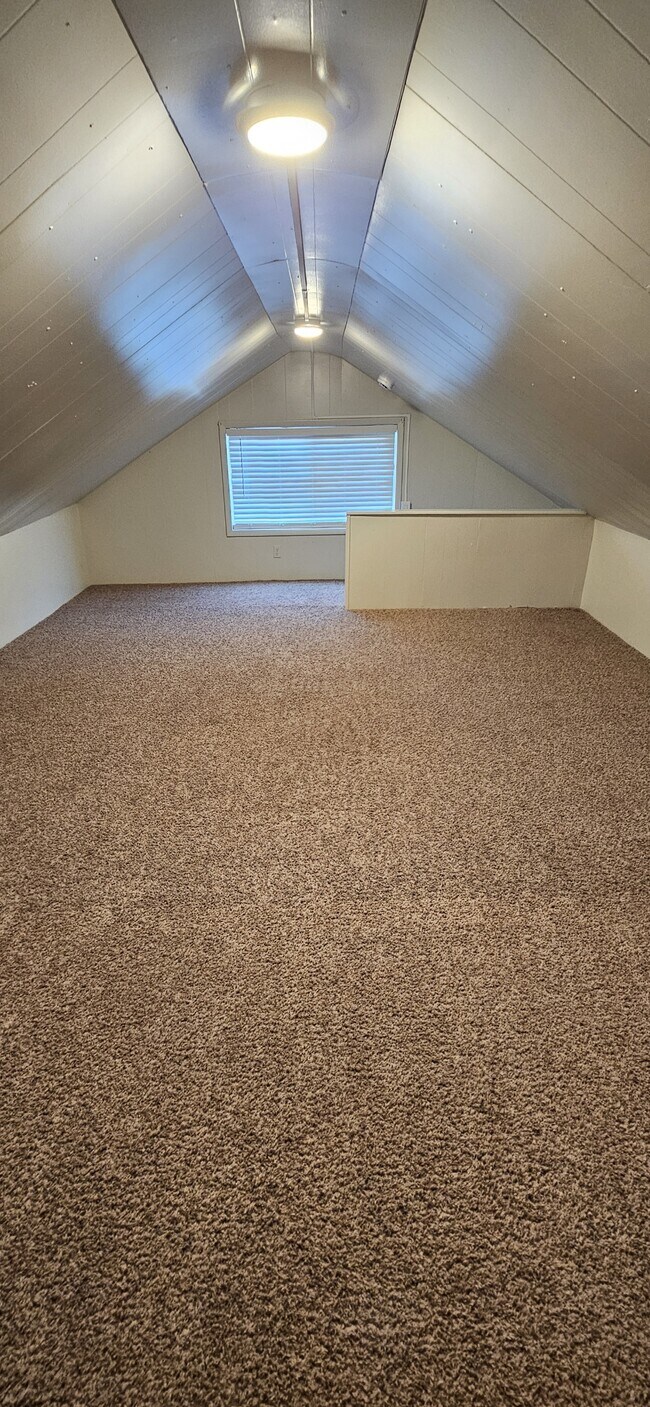 Building Photo - 701 E 200 N