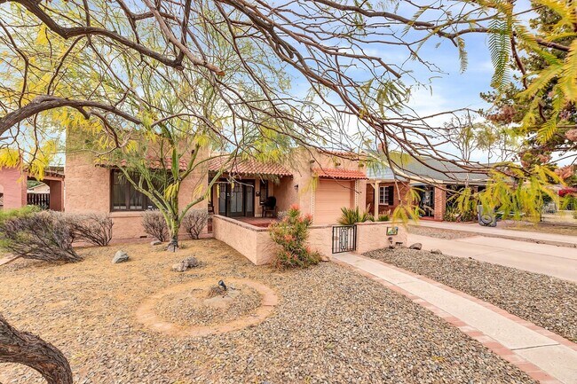 Foto del edificio - Timeless Historic Santa-Fe Style Home in F...