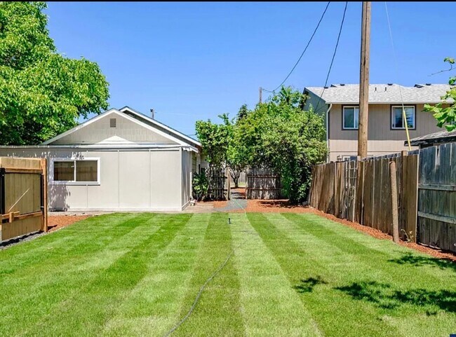 Foto del edificio - 3 Bedroom Home on Large Corner Lot!