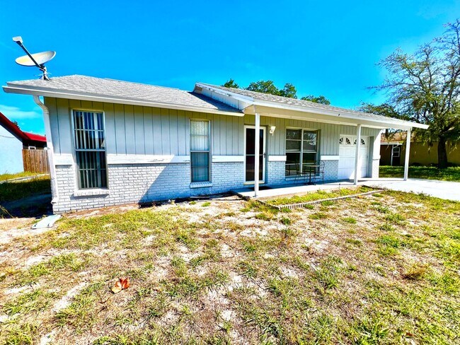Building Photo - Adorable 2BD/1BTH Home with Screen Lanai