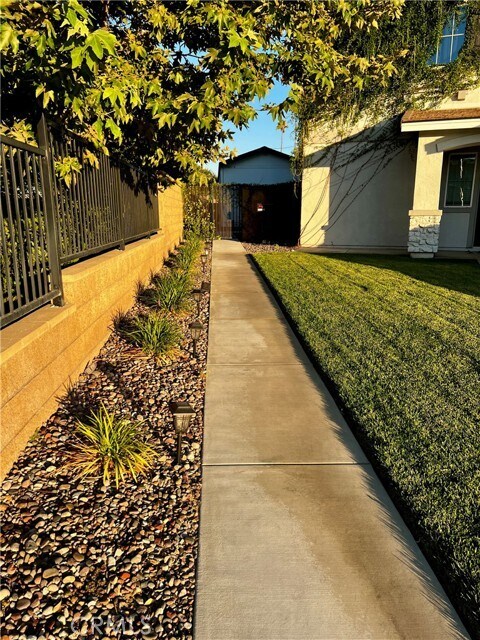 Foto principal - 17083 Montgomery Ave