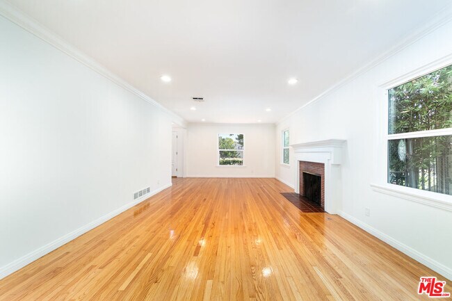 Foto del edificio - 661 Warner Ave