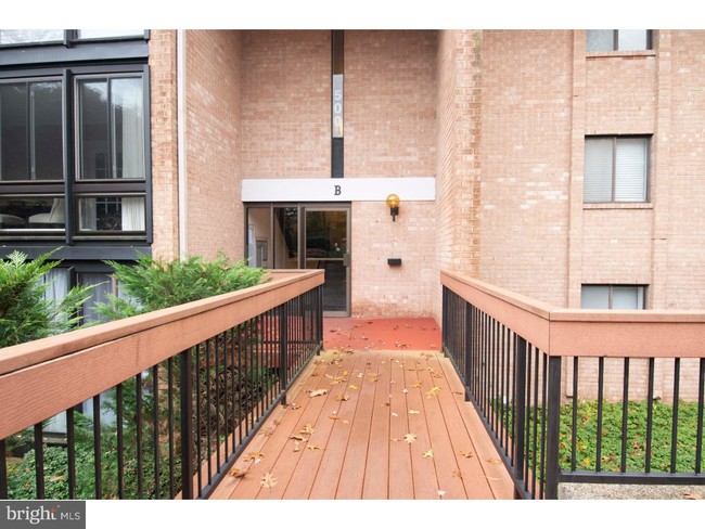 Building Photo - 500 N Lemon St