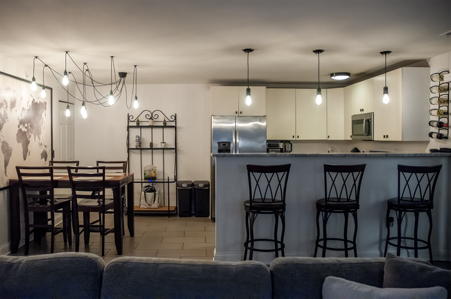 Building Photo - 1550 N Warren Ave