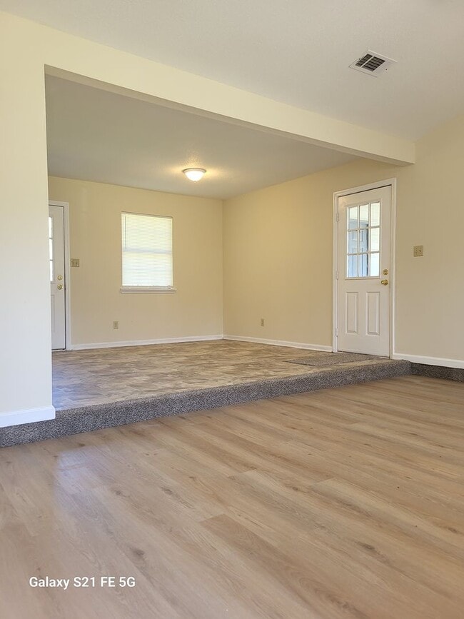 Building Photo - THREE BEDROOM, TWO BATH