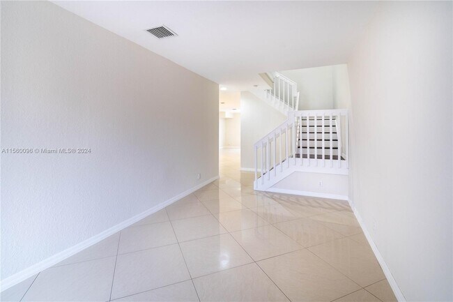 Building Photo - 5327 SW 40th Ave
