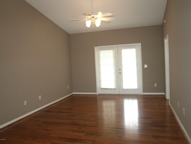 Foto del edificio - 830 Airport Rd