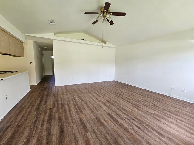 Building Photo - 3214 Skyview Dr