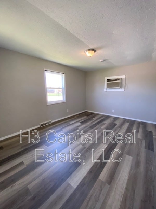 Building Photo - 2040 5th St