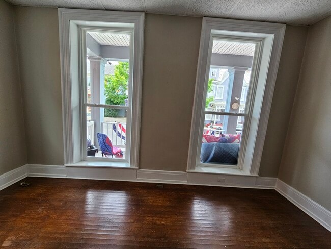 Living Room w/Florr to Ceiling Windows - 140 Church St