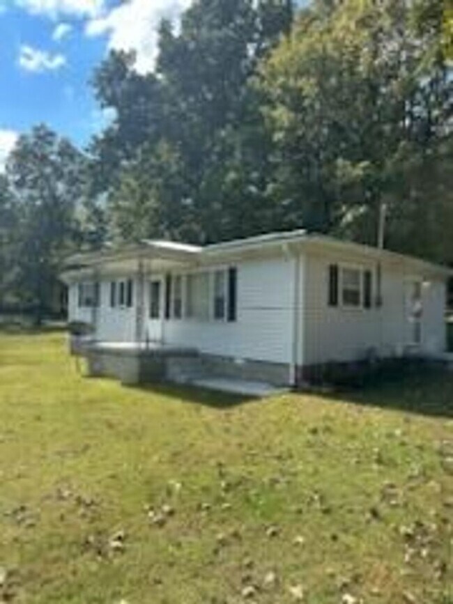 Building Photo - 3 bdr 1 bath Country living. Near I40. Sits on 1 acre.