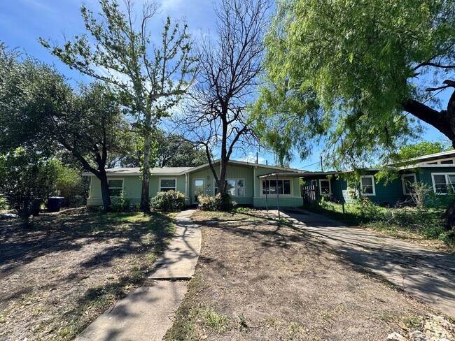 Building Photo - *MOVE IN SPECIAL* Stylishly Renovated Home with Fenced Backyard & Two Living Areas!