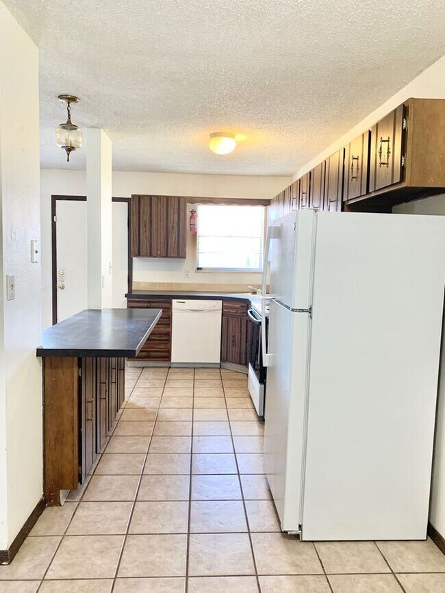 Building Photo - Spacious 2 bed 1.5 Bath Apartment with 1 Garage Space